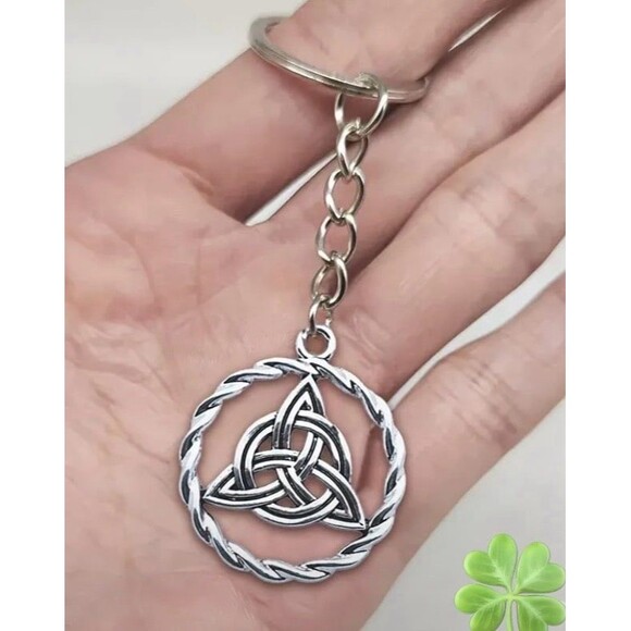 Eternal Celtic Trinity Knot Pendant Keychain - Picture 4 of 5